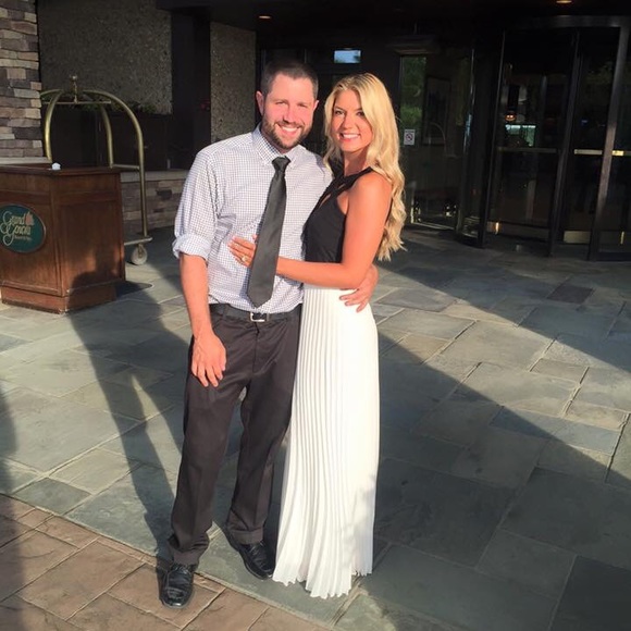 Perfect for vacation or formal event - Picture 2 of 4